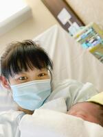 　２２年、第１子を抱く姿を公開しただいたひかる（本人のブログから）