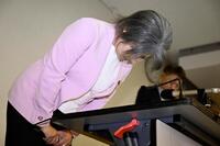 　記者会見で謝罪し、頭を下げる静岡県伊東市の田久保真紀市長＝７日午後、伊東市