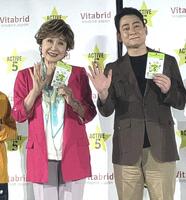 　発表会に出席した（左から）小林幸子、野口健氏