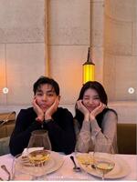 　ｍｉｓｓ　Ａ・スジの公式インスタグラム＠ｓｋｕｕｋｚｋｙより（左から）ＢＴＳ・Ｖ、スジ