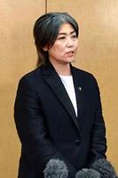 　記者団の取材に応じる静岡県伊東市の田久保真紀市長