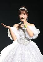 　ドレス姿で歌うモーニング娘。’２５の生田衣梨奈（撮影・佐々木彰尚）