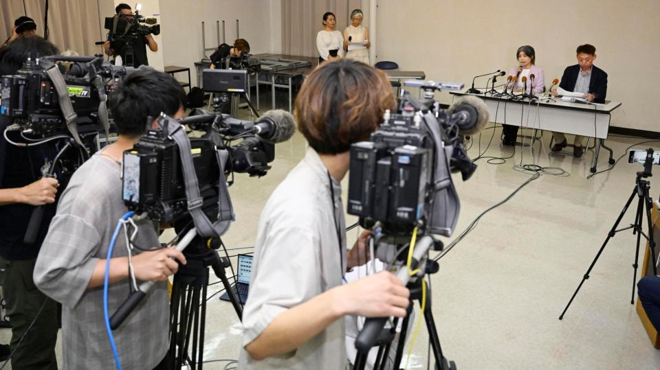 　静岡県伊東市で開かれた田久保真紀市長の記者会見＝７日午後