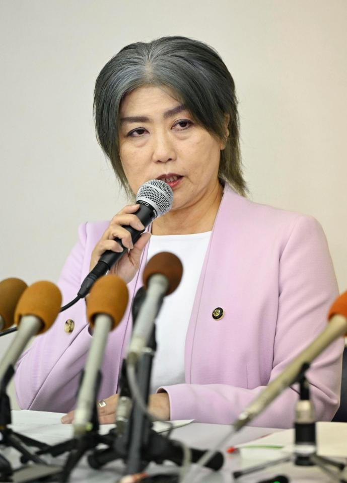 　記者会見で辞任を表明する静岡県伊東市の田久保真紀市長＝７日午後、伊東市