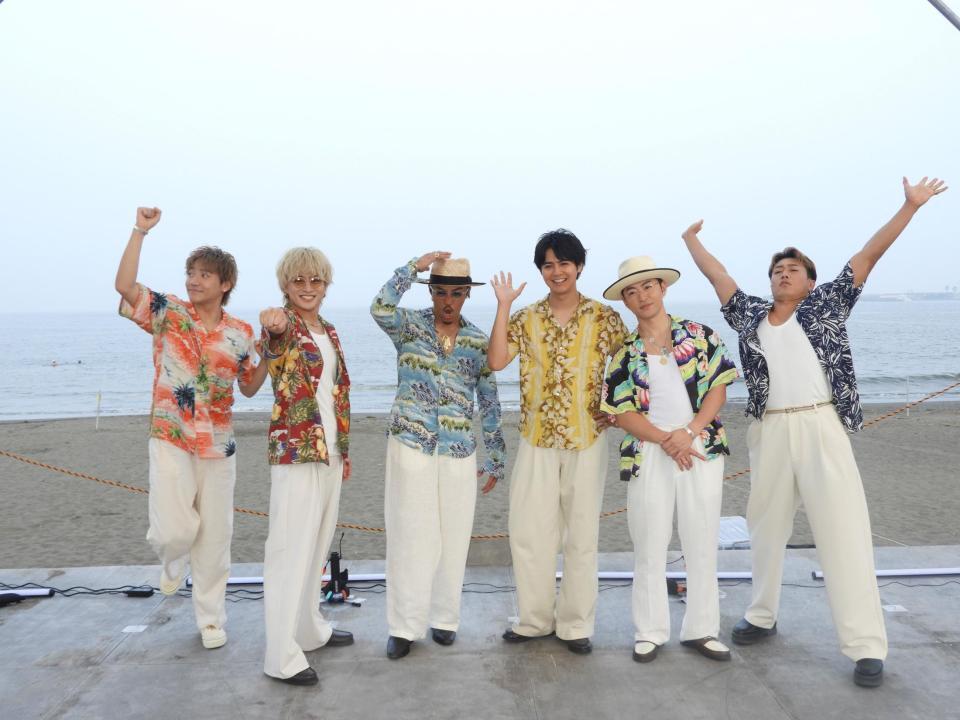 　ビーチイベントでわちゃわちゃするＧＥＮＥＲＡＴＩＯＮＳの（左から）小森隼、白濱亜嵐、数原龍友、片寄涼太、佐野玲於、中務裕太