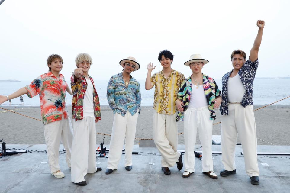 　ビーチでイベントを開催したＧＥＮＥＲＡＴＩＯＮＳの（左から）小森隼、白濱亜嵐、数原龍友、片寄涼太、佐野玲於、中務裕太