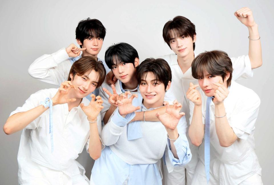 　笑顔が輝く（前列左から）ＹＯＵＮＧＪＡＥ、ＪＩＨＯＯＮ、ＫＹＵＮＧＭＩＮ、（後列同）ＨＡＮＪＩＮ、ＤＯＨＯＯＮ、ＳＨＩＮＹＵ（撮影・石井剣太郎）