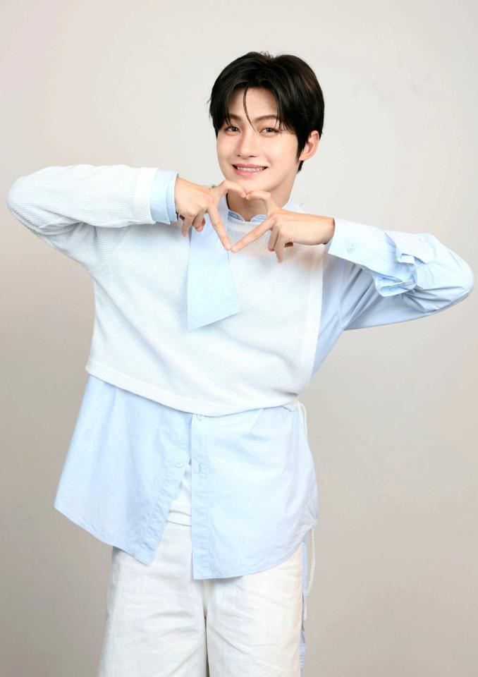 　ポーズを決めるＪＩＨＯＯＮ