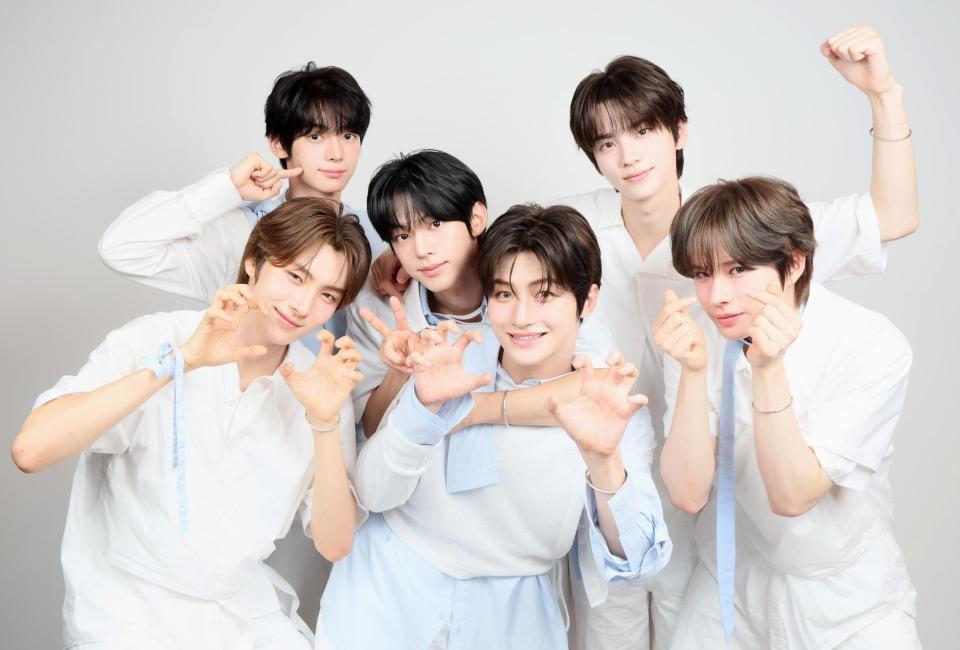 　笑顔が輝く（前列左から）ＹＯＵＮＧＪＡＥ、ＪＩＨＯＯＮ、ＫＹＵＮＧＭＩＮ、（後列同）ＨＡＮＪＩＮ、ＤＯＨＯＯＮ、ＳＨＩＮＹＵ（撮影・石井剣太郎）