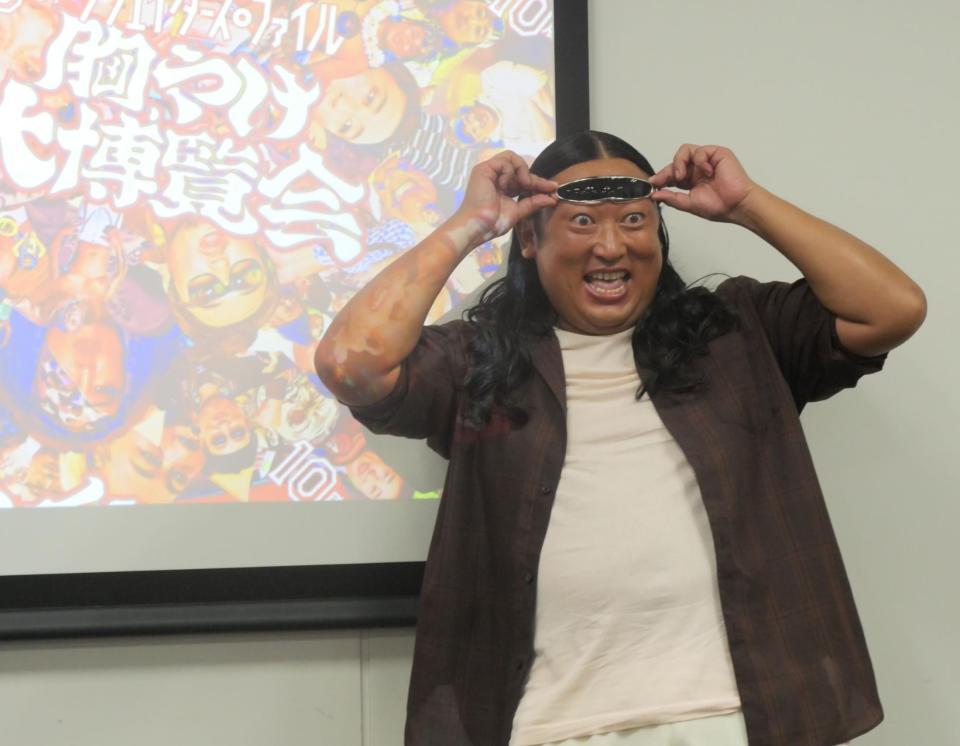 　目力強く撮影に応じた秋山竜次