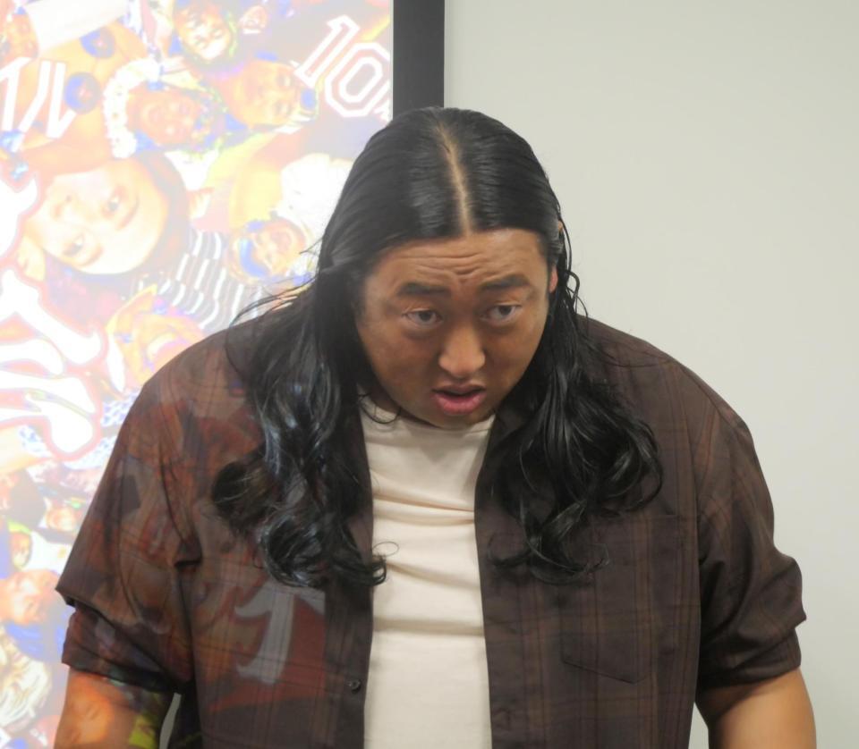 　癖の強い表情で撮影に応じた秋山竜次＝東京・渋谷ファーストプレイス