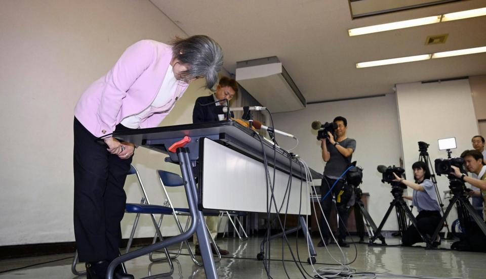 　記者会見で謝罪し、頭を下げる静岡県伊東市の田久保真紀市長＝７日午後、伊東市