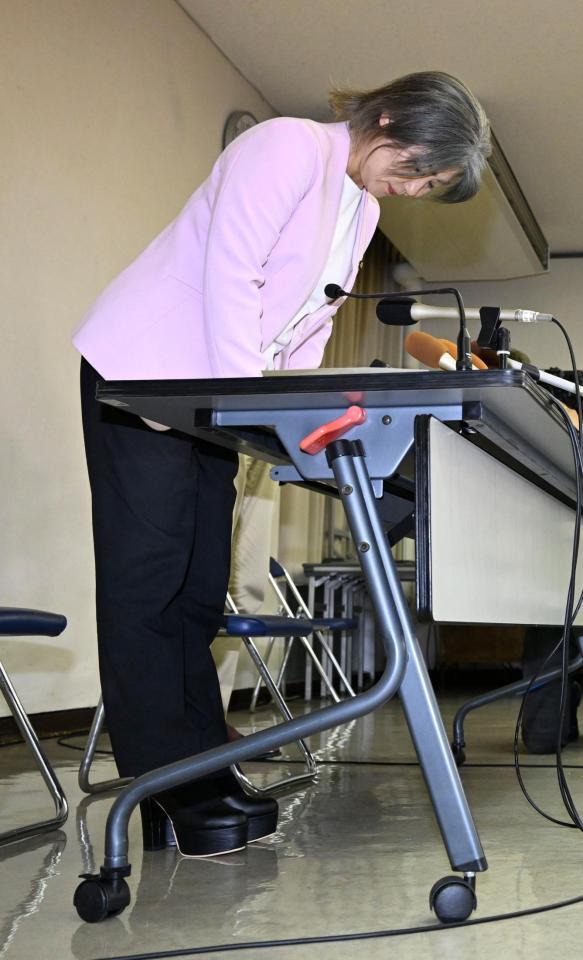 　記者会見で謝罪し、頭を下げる静岡県伊東市の田久保真紀市長＝７日午後、伊東市