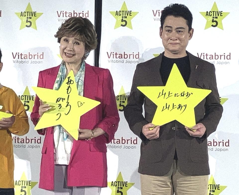 　発表会に出席した（左から）小林幸子、野口健氏