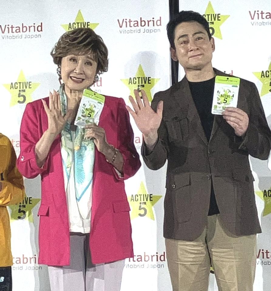 　発表会に出席した（左から）小林幸子、野口健氏