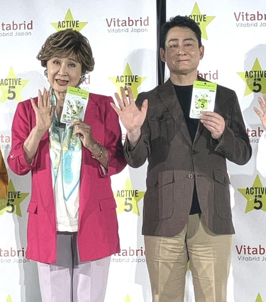 　発表会に出席した（左から）小林幸子、野口健氏