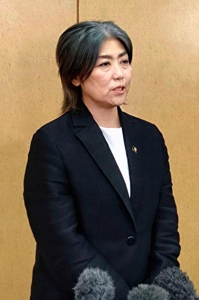 　記者団の取材に応じる静岡県伊東市の田久保真紀市長