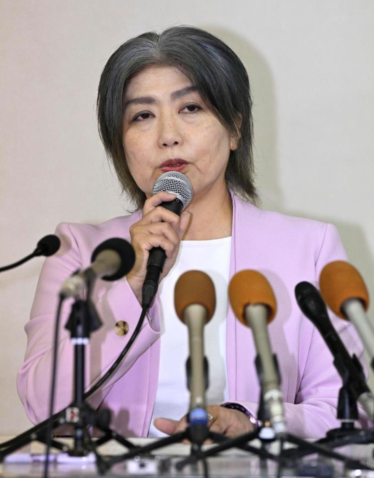 　記者会見で辞任を表明する静岡県伊東市の田久保真紀市長＝７日午後、伊東市