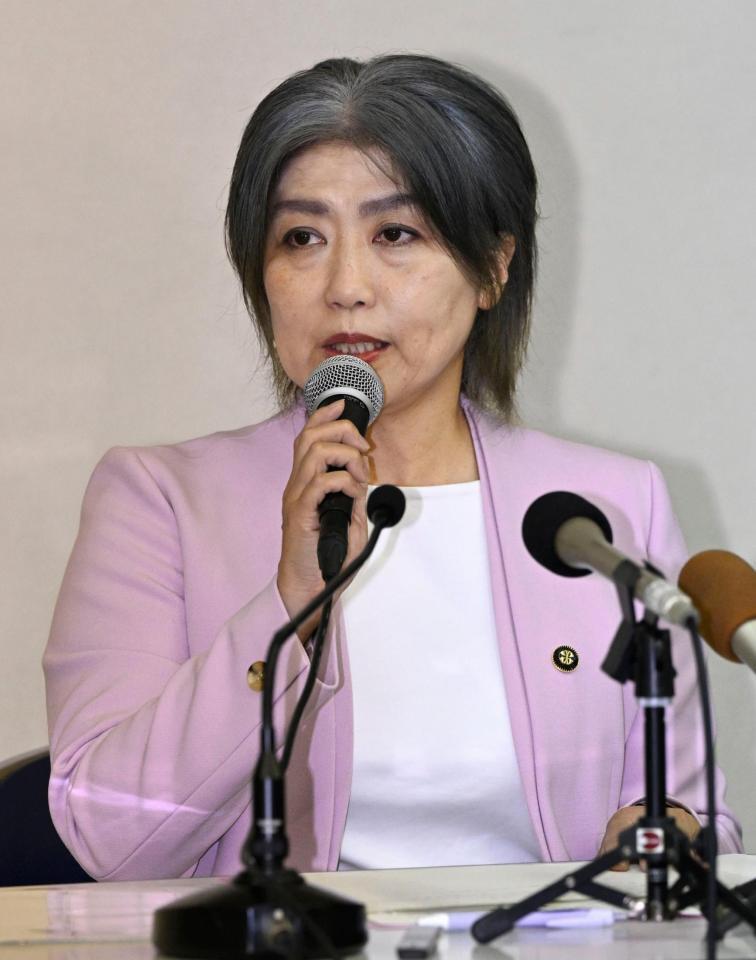 　記者会見で辞任を表明する静岡県伊東市の田久保真紀市長＝７日午後、伊東市