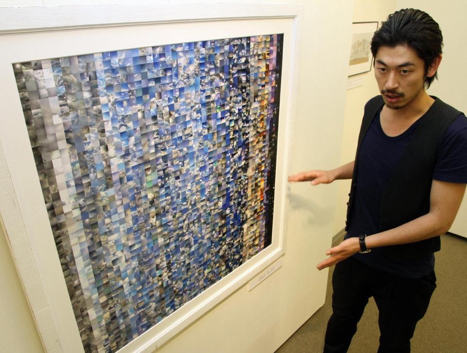 　２０１１年９月１１日の世界の空をつなぎ合わせた写真を説明する大杉隼人さん（１２年５月）