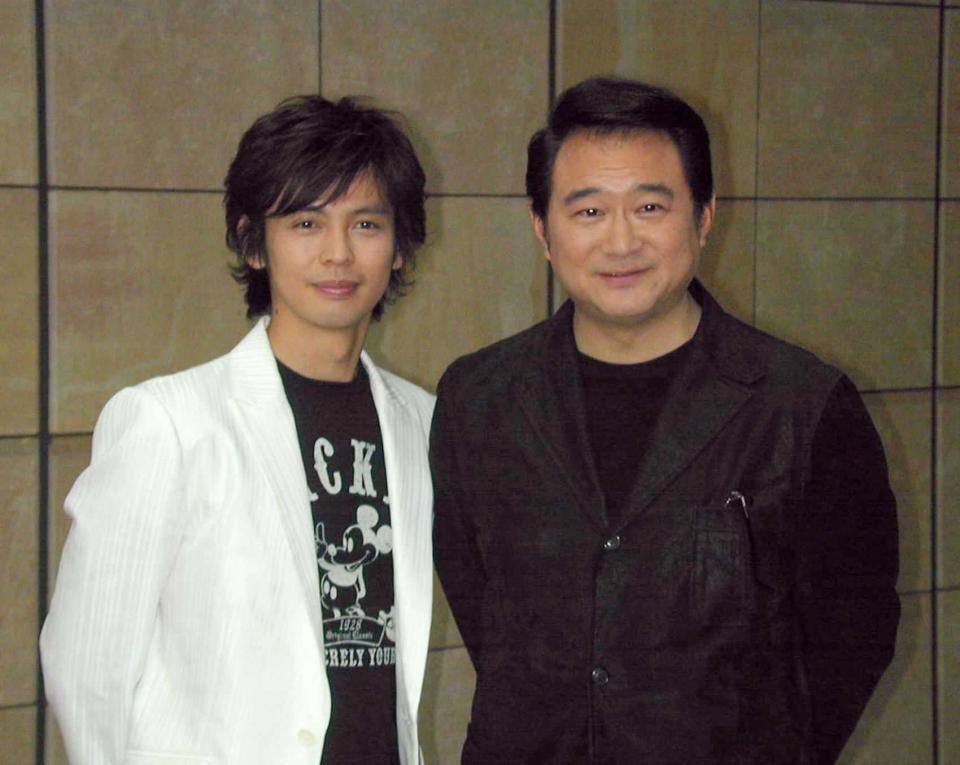 　ドラマの発表懇親会で船越英一郎（右）と河相我聞＝２００６年