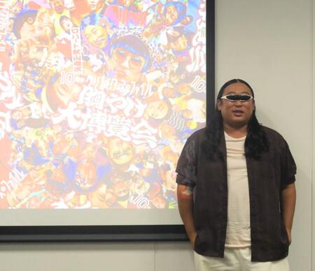 　ファンからプレゼントされた謎のサングラスをかけ撮影に応じた秋山竜次