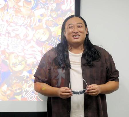 　笑顔で撮影に応じた秋山竜次