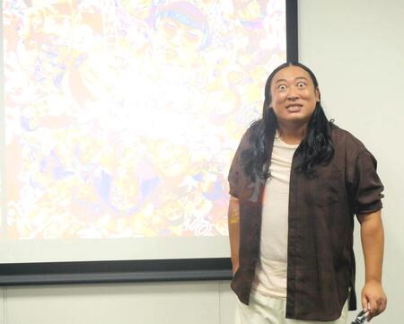 　目力強く撮影に応じた秋山竜次