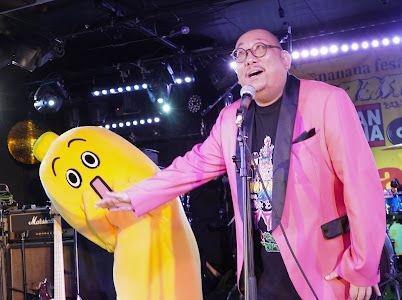 　イベントに登場したナナナ（左）と街裏ぴんく