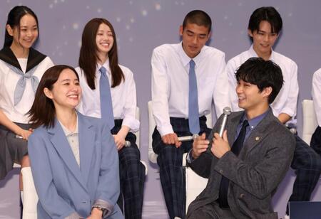 　生徒役の出演者と撮影を振り返る（前列左から）堀田真由、磯村勇斗（撮影・石井剣太郎）