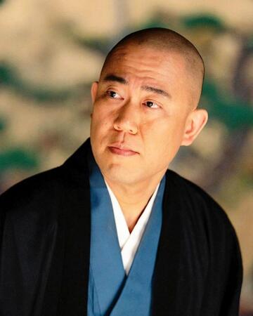 　一橋治済を案内する坊主役のナダル。大河ドラマ「べらぼう～蔦重栄華乃夢噺～」より