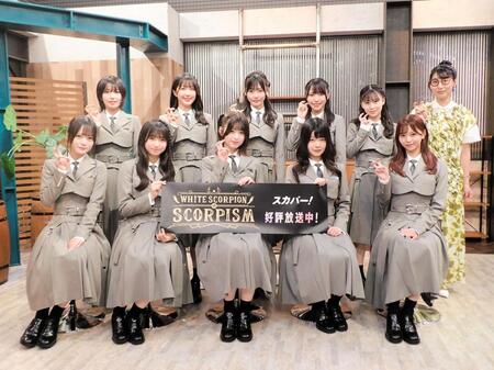 　「ＷＨＩＴＥ　ＳＣＯＲＰＩＯＮのＳＣＯＲＰＩＳＭ」の収録に臨んだＷＨＩＴＥ　ＳＣＯＲＰＩＯＮとハシヤスメ・アツコ（後列右端）