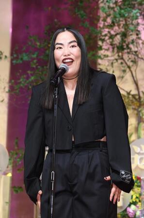 　あいさつをするゆりやんレトリィバァ（撮影・佐々木彰尚）