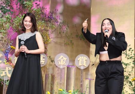 　凶器を取り出すゆりやんレトリィバァ（右）と笑う剛力彩芽（撮影・佐々木彰尚）