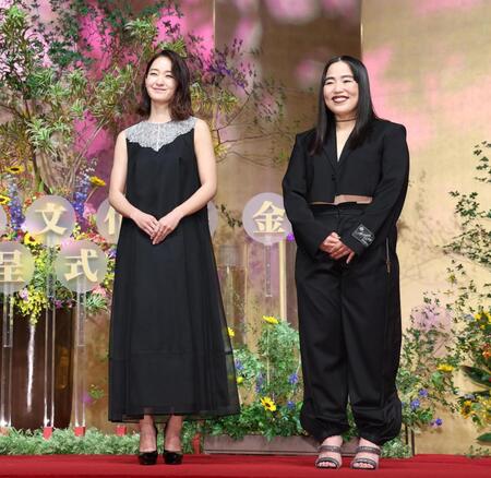 　贈呈式に出席した剛力彩芽（左）とゆりやんレトリィバァ（撮影・佐々木彰尚）