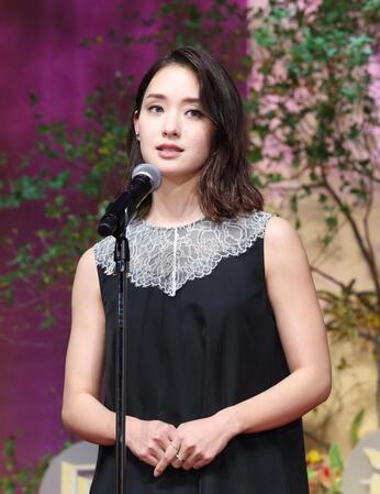 　あいさつをする剛力彩芽（撮影・佐々木彰尚）