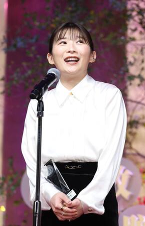 　あいさつをする伊藤沙莉（撮影・佐々木彰尚）