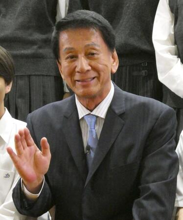 　手を振る杉良太郎