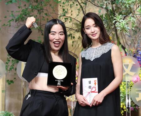 　ポーズを決めるゆりやんレトリィバァ（左）と剛力彩芽（撮影・佐々木彰尚）