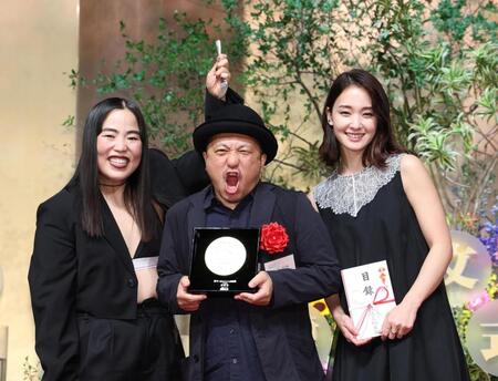 　ポーズを決める（左から）ゆりやんレトリィバァ、白石和彌監督、剛力彩芽（撮影・佐々木彰尚）