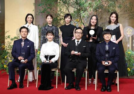 放送文化基金賞贈呈式に出席した（前列左から）石丸幹二、伊藤沙莉、角田晃広、バカリズム、（後列同）中村優子、土居志央梨、森田望智、ゆりやんレトリィバァ、剛力彩芽＝東京・虎ノ門のオークラ東京（撮影・佐々木彰尚）