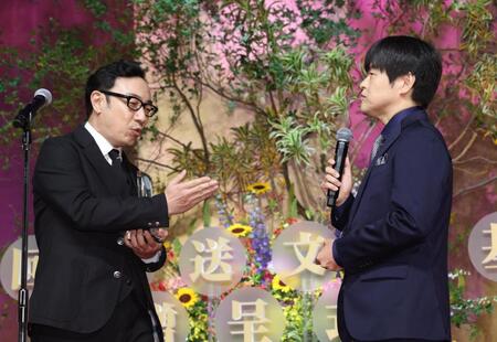 　受賞の喜びを話す角田晃広とバカリズム（撮影・佐々木彰尚）