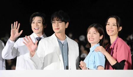 　日曜劇場「１９番目のカルテ」スペシャル舞台あいさつに登場した（左から）新田真剣佑、松本潤、小芝風花、木村佳乃（撮影・堀内翔）