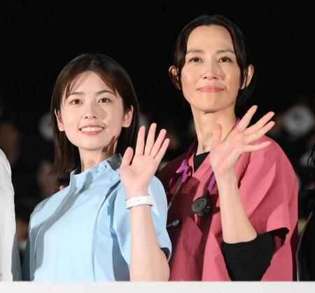 　フォトセッションで手を振る小芝風花（左）と木村佳乃（撮影・堀内翔）