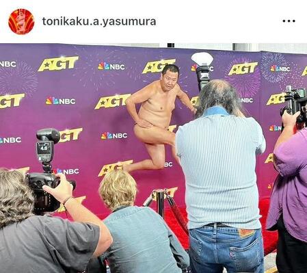 　海外のメディアに囲まれる、とにかく明るい安村。インスタグラム＠ｔｏｎｉｋａｋｕ．ａ．ｙａｓｕｍｕｒａより