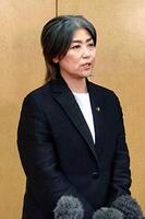 　記者団の取材に応じる静岡県伊東市の田久保真紀市長