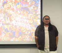 　ファンからプレゼントされた謎のサングラスをかけ撮影に応じた秋山竜次