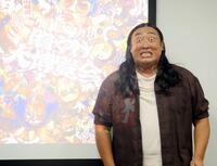 　目力強く撮影に応じた秋山竜次