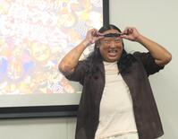 　目力強く撮影に応じた秋山竜次