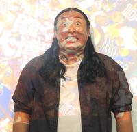 　プロジェクターの光りがかぶり不気味に写る秋山竜次